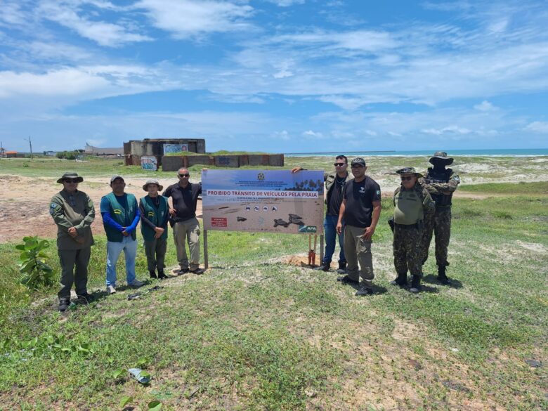 Equipe de fiscalização durante instalação de placa
