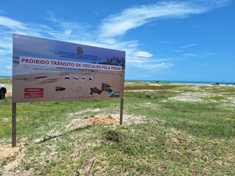Placa de proibição de veículos nas praias