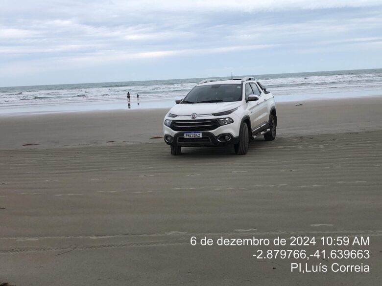 Veículo na faixa de areia da praia